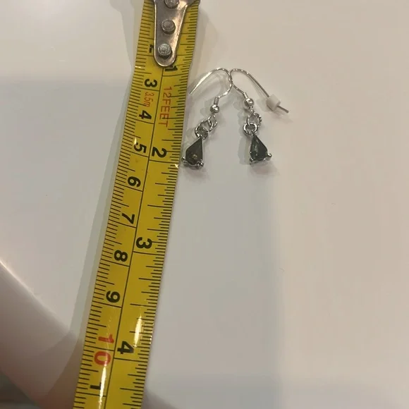 Elegant Silver and Green Drop Earrings - Picture 2 of 2